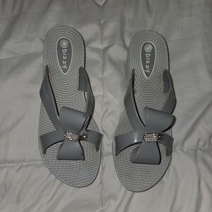 Dizzy Gray Sandals with Bow Accent